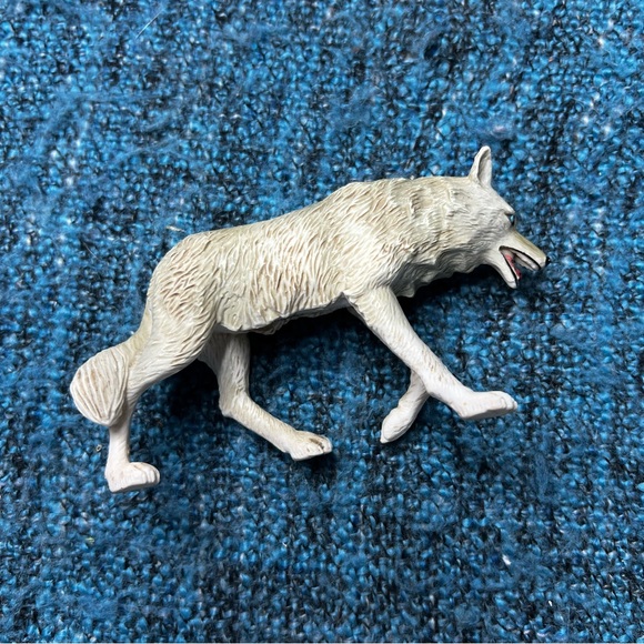 Terra by Battat Wolf Figure in White Grey - Picture 3 of 10